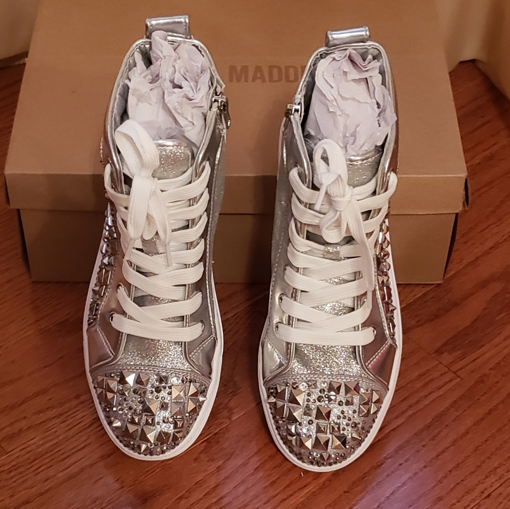 Sneakers - Picture 3 of 6